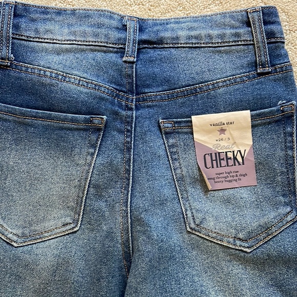 NWT Vanilla Star jeans. Raw hem and distressed medium wash 26w size 3 - Picture 5 of 7